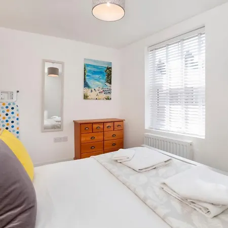 Livingstone Street With Free Parking Daire