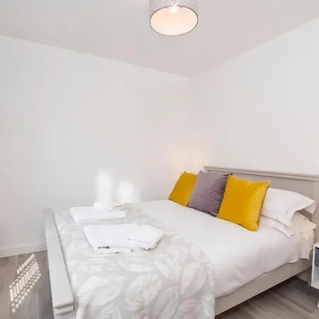 Livingstone Street With Free Parking * York