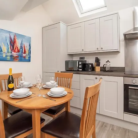 Apartment Livingstone Street With Free Parking